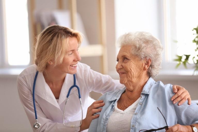 Geriatra: Quem é e como ajuda na saúde mental do idoso