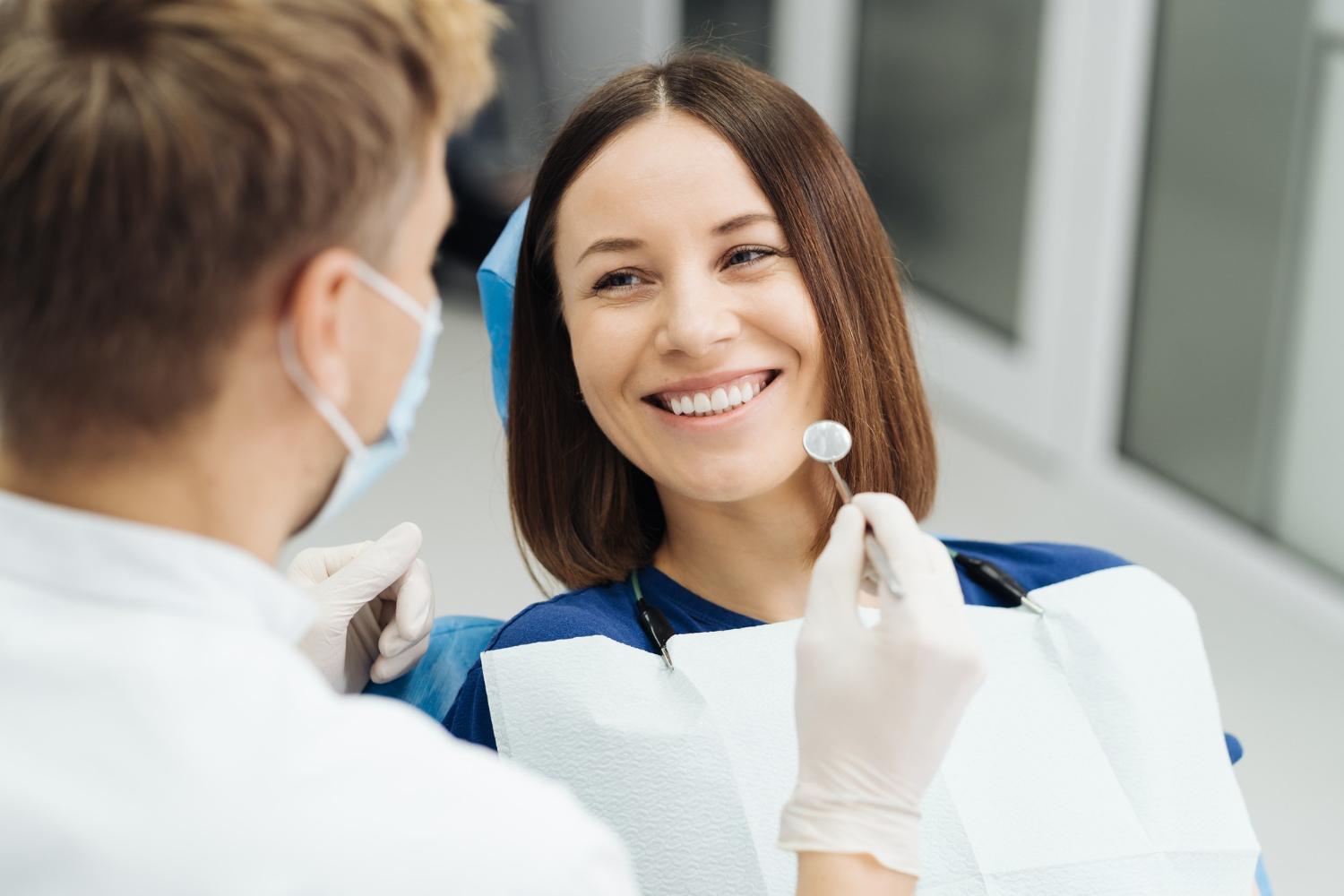 Sensibilidade nos dentes – quais são as causas e como curar